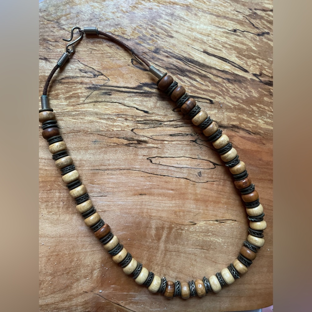 Wood & metal leather-strung necklace - Picture 2 of 5
